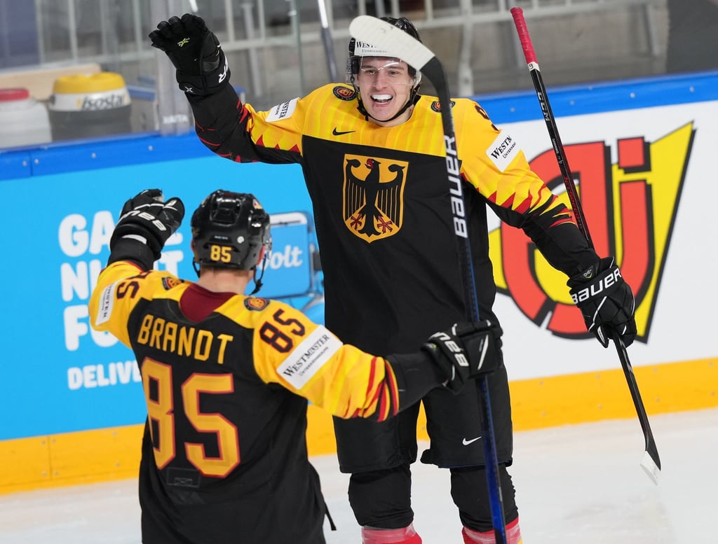 Eishockey-Nationalspieler Leon Gawanke (r) verpasste erneut den Sprung in den NHL-Kader der Winnipeg Jets.