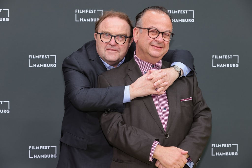 Der Schauspieler Gustav Peter Wöhler (l) und der Festivalleiter Albert Wiederspiel beim 29. Hamburger Filmfest.