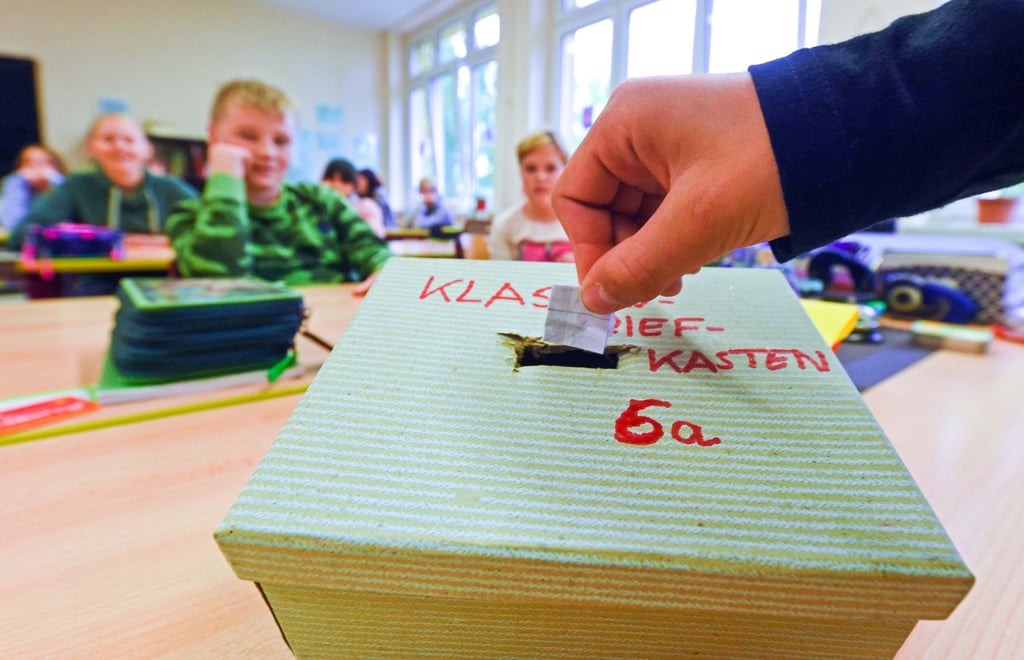 Im Klassenbriefkasten sammeln die Schüler der 6A der Albert-Schweitzer-Schule ihre Sorgen und Probleme auf kleinen Zetteln. Auch Corona ist dabei immer wieder ein Thema.