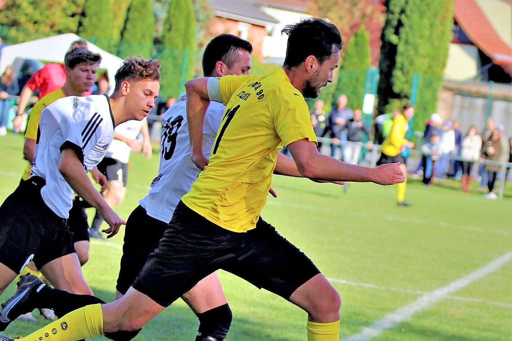 Im Duell zwischen Stedten (gelb) und Emseloh ging es eng zu.