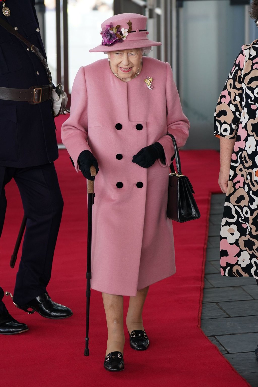 Die britische Königin Elizabeth II. mit Gehstock diese Woche in Wales.