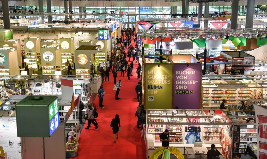 Blick über eine Ausstellungshalle der Frankfurter Buchmesse.