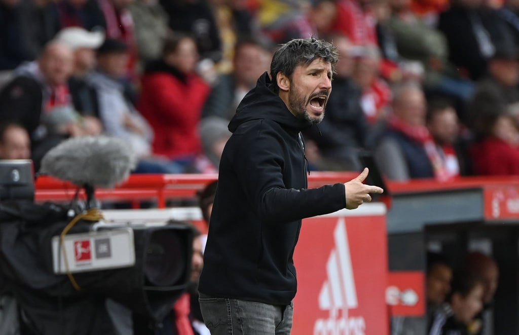 Wolfsburgs Trainer Mark van Bommel steht an der Seitenlinie und treibt seine Mannschaft nach vorne.