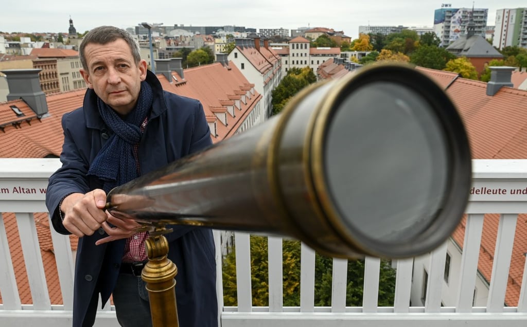 Auf dem Altan der Franckeschen Stiftungen in Halle richtet der Leiter der Stabsstelle Forschung der Franckeschen Stiftungen, Holger Zaunstöck, das historische Fernrohr ein.