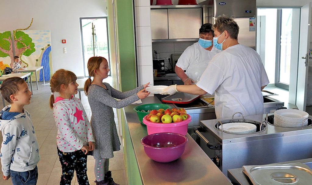 Derzeit geben die Küchenmitarbeiterinnen der Flessauer Schule noch angeliefertes Essen aus. Ab dem Unterrichtsjahr 2022/23 soll vor Ort gekocht werden.