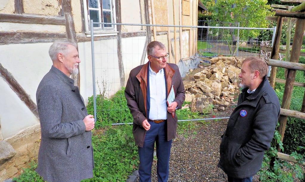 Die aktuelle Baustelle auf der Gartenseite des Hauptgebäudes im Hintergrund. Im Gespräch von links: Thomas Helmuth, Wilfried Schlüter und Thomas Dahms.
