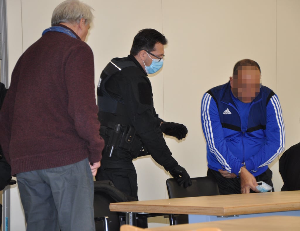 In Handschellen wurde der Angeklagte am Dienstag, 19. Oktober 2021, im Amtsgericht in Magdeburg vorgeführt. Im Sommer hatte er in einem Studentenlokal am Uniplatz zwei Männer mit einem Messer schwer verletzt.