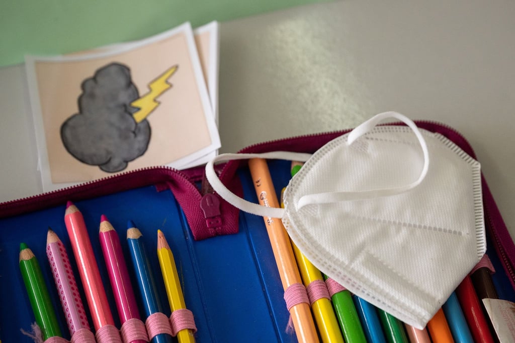 Eine Maske liegt in der ersten Klasse einer Grundschule in Baden-Württemberg auf einem Mäppchen.