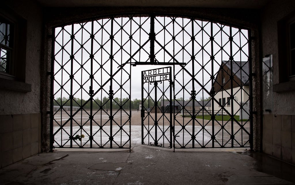 Das Eingangstor mit der Inschrift „Arbeit macht frei“ ist an der Gedenkstätte des Konzentrationslagers Dachau zu sehen. (Archivbild)