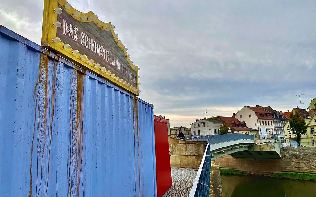 Ein mysteriöser Theater-Container steht auf dem Saalplatz in Bernburg.