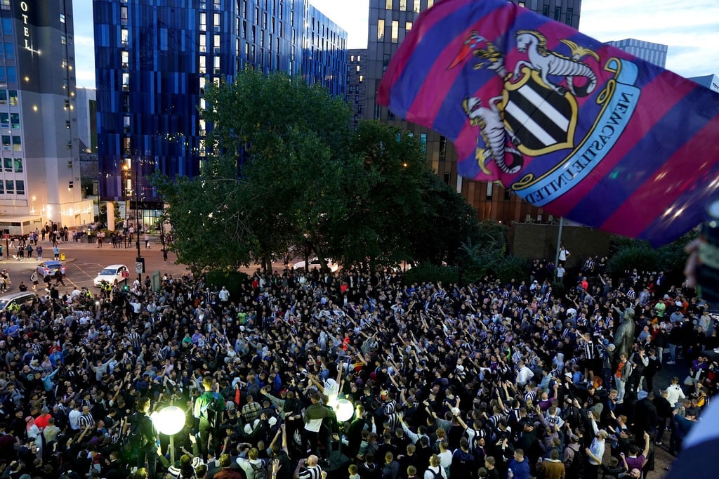 Die Fans von Newcastle United feiern die Übernahme des Clubs vor dem Stadion St. James' Park.