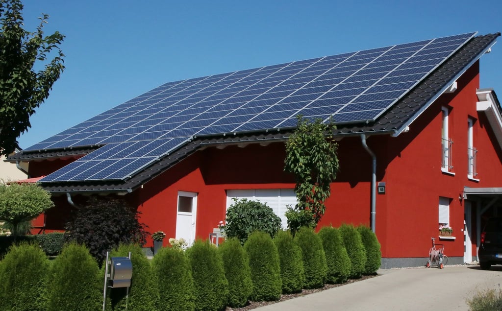 Wer eine kleine Photovoltaikanlage hat, kann bei seinem Finanzamt beantragen, dass ein Liebhabereibetrieb vorliegt. Für die Anlage nuss dann keine Einnahmen-Überschuss-Rechnung mehr abgegeben werden.