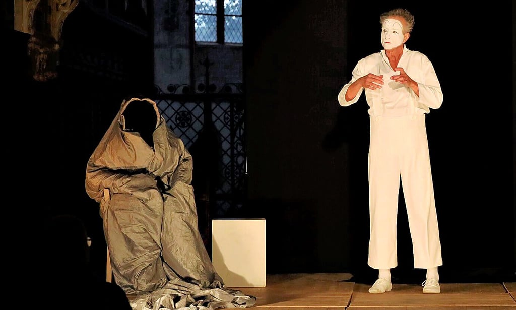 Pantomimekünstler Christoph Gilsbach begeisterte mit seinem Programm „Das Leben – eine lebendige Begegnung mit dem Tod“ in der Gardelegener Marienkirche.