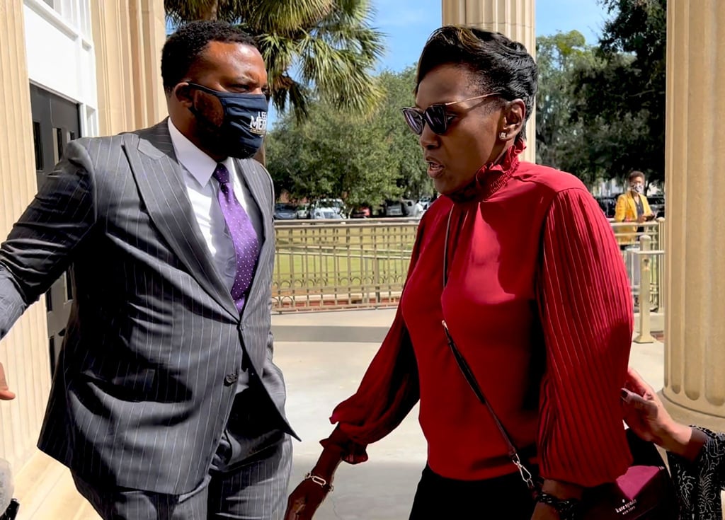 Wanda Cooper-Jones, die Mutter von Ahmaud Arbery, mit ihrem Anwalt Lee Meritt. Mehr als eineinhalb Jahre nach dem gewaltsamen Tod des schwarzen Joggers im US-Bundesstaat Georgia hat der Mordprozess gegen die drei weißen Angeklagten begonnen.