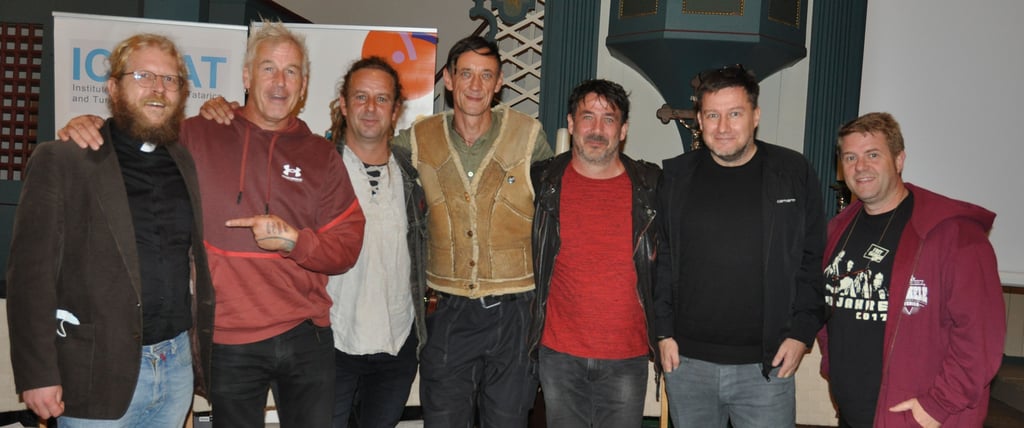 Pfarrer Hagen Mewes, Michael Rhein, Brian Bosse, Thomas Koch, Kai Lutter, Sören Tümmler und Mieste Hotopp-Riecke. Foto: Elke Weisbach