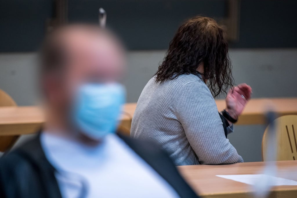 Nach dem gewaltsamen Tod einer gefesselten 19-Jährigen in der Weser im niedersächsischen Kreis Nienburg stehen zwei Männer und eine Frau seit Februar wegen Mordes vor Gericht. (Archivbild)