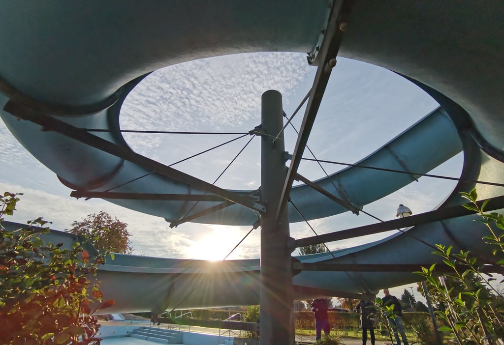 Die Morgensonne strahlt zum letzten Mal auf die beliebte Rutsche im Derenburger Freibad.