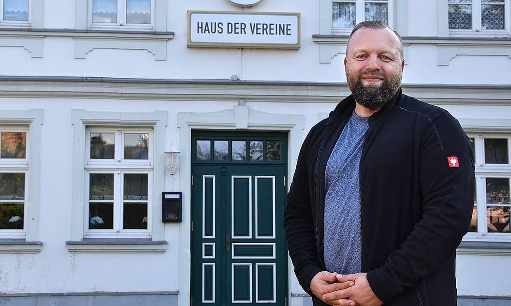 Marcel Suckel, Präsident des Süplinger Narrenbundes, steht vor dem „Haus der Vereine“, das ein neues Schild hat.