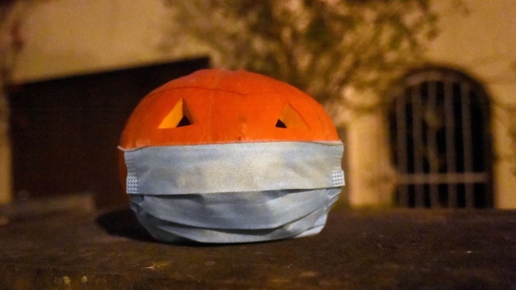 An Halloween wird geraten einen Mund-Nase-Schutz zu tragen.