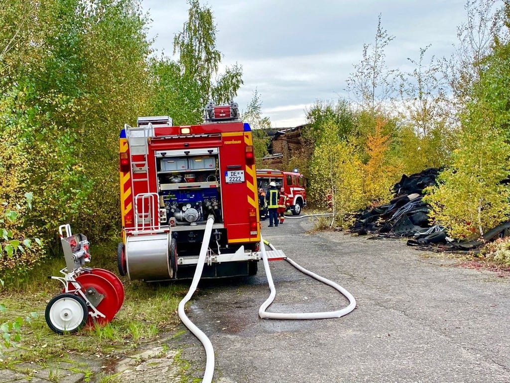Die Feuerwehren sind in der Hünefeldstraße im Einsazt.