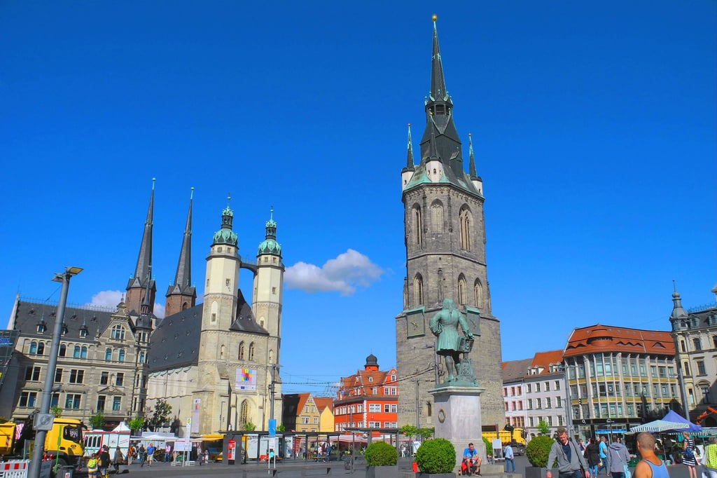 Mobile Stände auf dem Marktplatz von Halle sind ein gewohntes Bbild. Nun soll testweise eine Ladenbox aufgestellt werden.