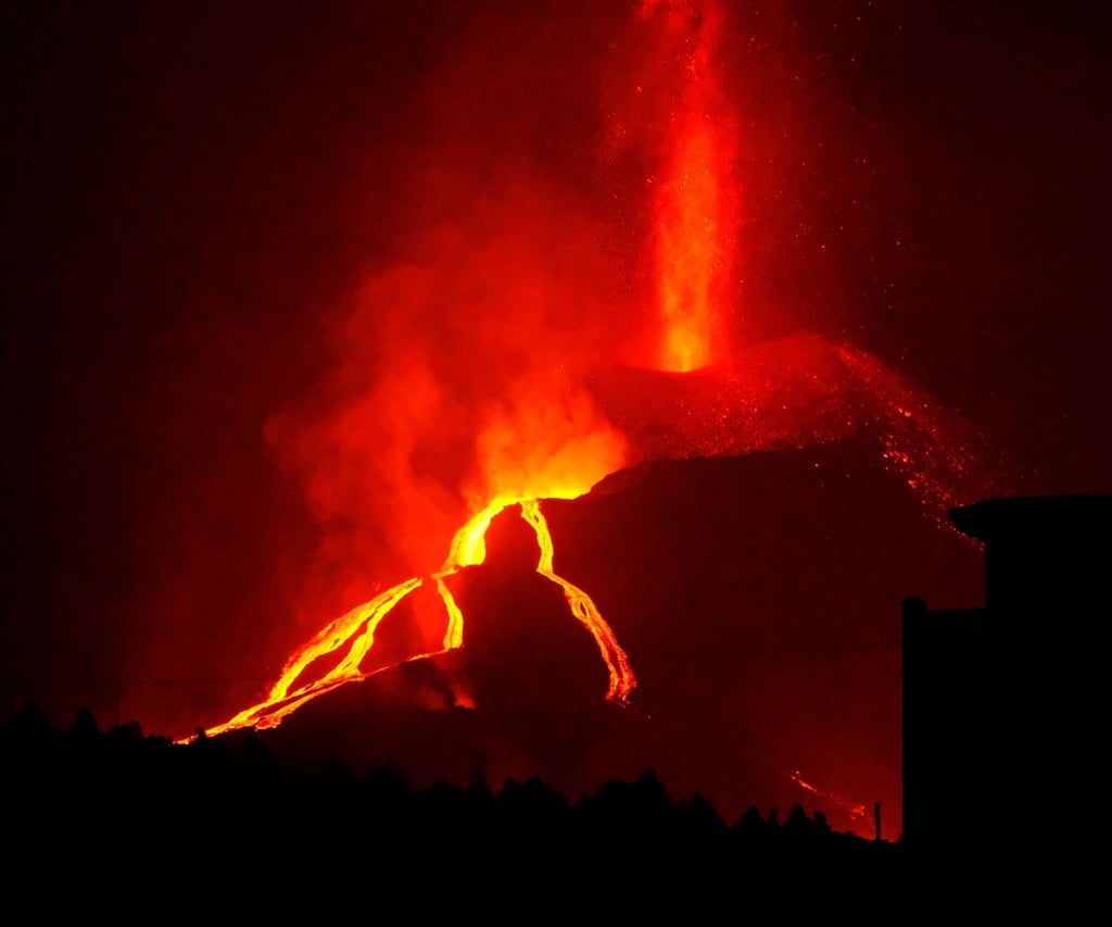 Lava fließt aus dem Vulkan Cumbre Vieja.