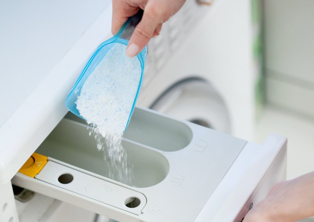 Waschmittel in Pulverform hilft besser bei hartnäckigen Flecken.