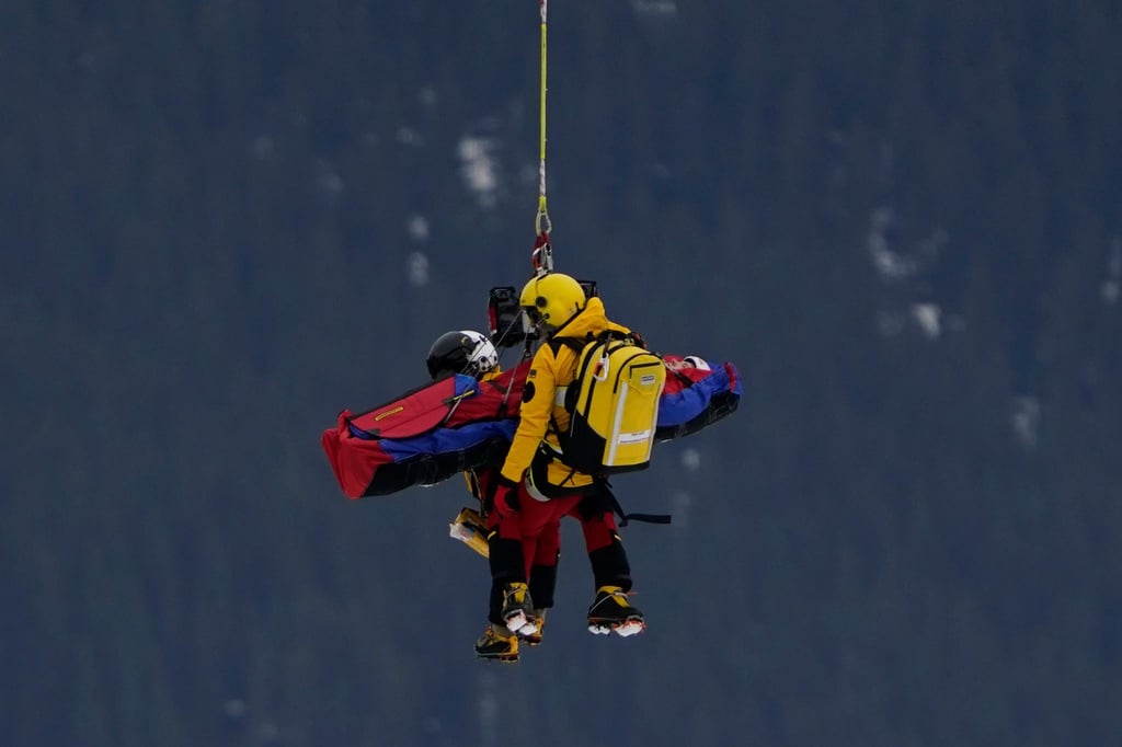 Jacob Schramm wird nach seinem Sturz abtransportiert.