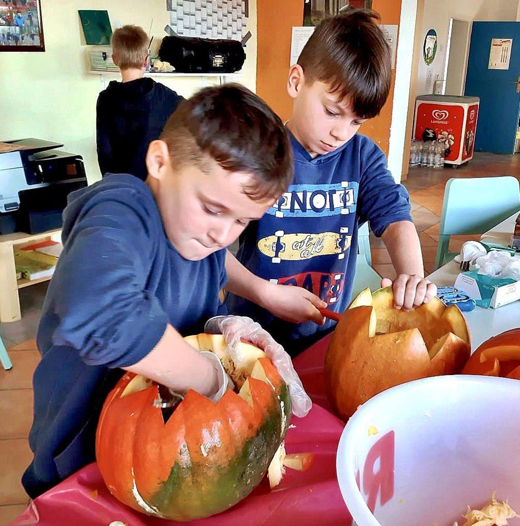 Im Jugendclub „Zuflucht“ Elster haben die Vorbereitungen auf die große Halloween-Party am 30. Oktober bereits begonnen. Oliver Schade (links) und Jacob Mehlhorn verpassen den Kübrbissen ein gruseliges Aussehen.