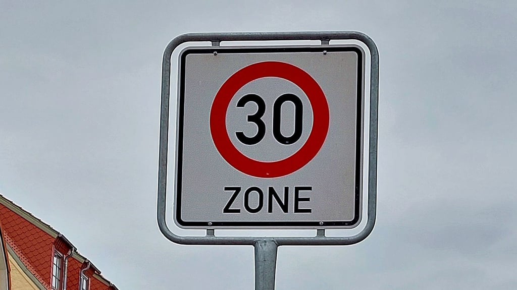 In Oebisfelde weisen seit neuestem Verkehrschilder auf verkehrsberuhigte Bereiche in der Altstadt und am Bahnhof hin.