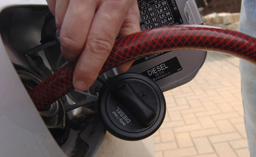 Diesel wird abgezapft.
