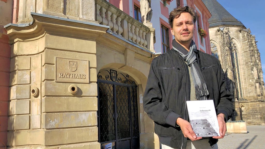 Martin Wimmer, hier vor dem Rathaus, hat in seinem Buch „Felsenweiß“ zwölf Geschichten über Weißenfels aufgeschrieben.