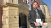 Martin Wimmer, hier vor dem Rathaus,  hat in seinem  Buch „Felsenweiß“ zwölf Geschichten über Weißenfels aufgeschrieben.