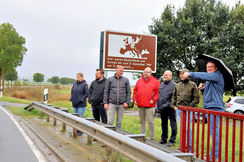 Ortstermin am Kiebitzdamm zwischen Dedeleben und Jerxheim. Planer Rainer Fricke (rechts) zeigt den künftigen Verlauf des Lückenschlusses.