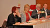 Die designierte Bürgermeister-Kandidatin Bianca Görke (links) ist für die Staßfurter Linken über viele Jahre schon im Präsidium des Stadtrats als stellvertretende Ratsvorsitzende aktiv, hier in der Legislaturperiode bis 2019 noch neben Sabine Kost (CDU). Seit der Stadtratswahl 2019 sitzt Klaus Maaß (SPD) neben ihr und dem wiedergewählten Stadtratsvorsitzenden Peter Rotter (CDU). 