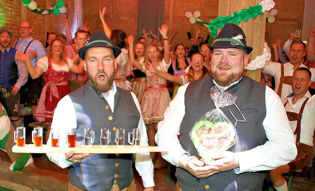 Oktoberfest-Veranstalter Christian Eckart und David Bahrendt (rechts) haben die Einnahmen aus dem Verkauf von Lebkuchenherzen und Likören für die Typisierungsaktion gespendet.