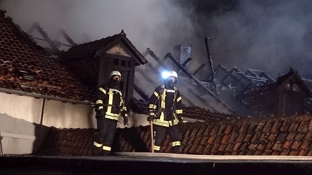 Seit Dienstagmorgen sind 120 Feuerwehrkameraden in Schöppenstedt an der Landesgrenze zu Sachsen-Anhalt im Einsatz. Ein Großbrand war in einem Gebäudekomplex ausgebrochen. Anwohner werden gebeten Fenster und Türen geschlossen zu halten.