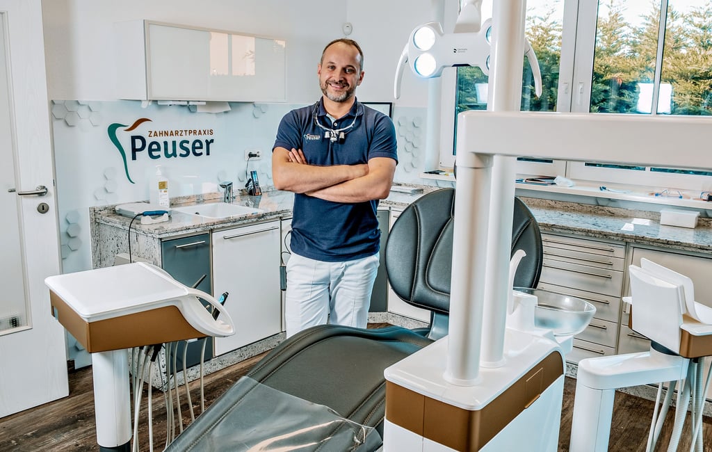 Nico Peuser hat seine Zahnarztpraxis in Bad Dürrenberg nach der Übernahme aufwendig modernisiert.