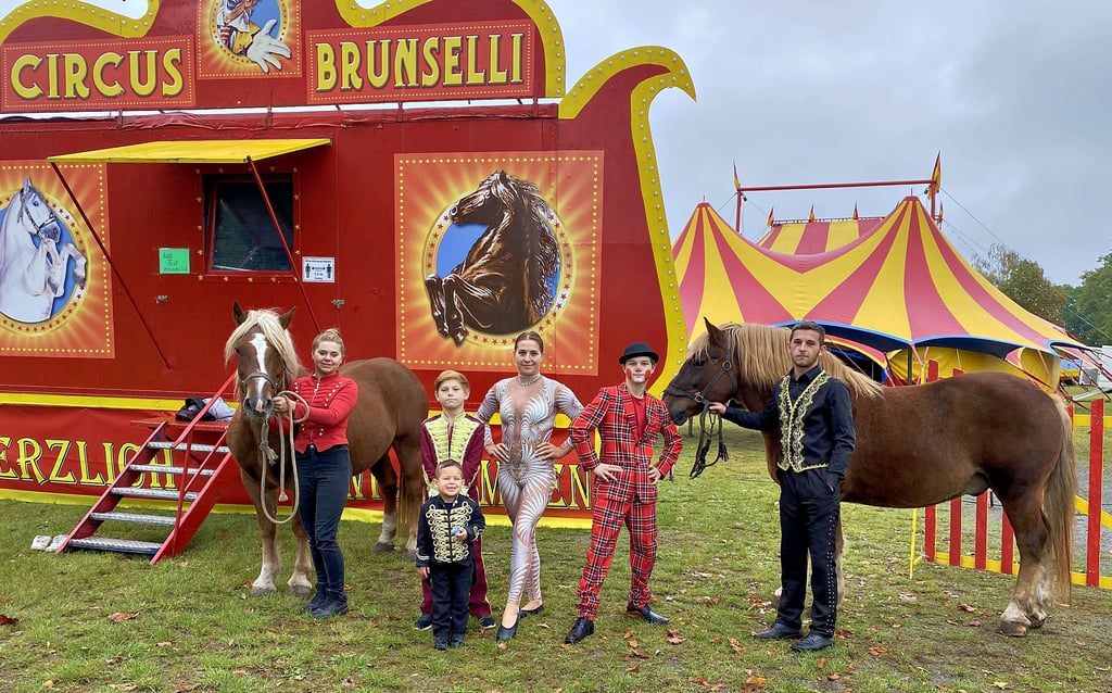 Der Circus Brunselli spielt am Wochenende in Jessen. Für diese Ankündigung präsentieren sich auf dem Foto Sydney, Diego, der vierjährige Mason, Chefin Nadeleine Kaselowsky, Sergio und Miguel (von links) vor dem Eingang zu ihrem Zirkuszelt.