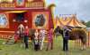 Der Circus Brunselli spielt am Wochenende in Jessen. Für diese Ankündigung präsentieren sich auf dem Foto Sydney, Diego, der vierjährige Mason, Chefin Nadeleine Kaselowsky, Sergio und Miguel (von links)  vor dem Eingang zu ihrem Zirkuszelt.