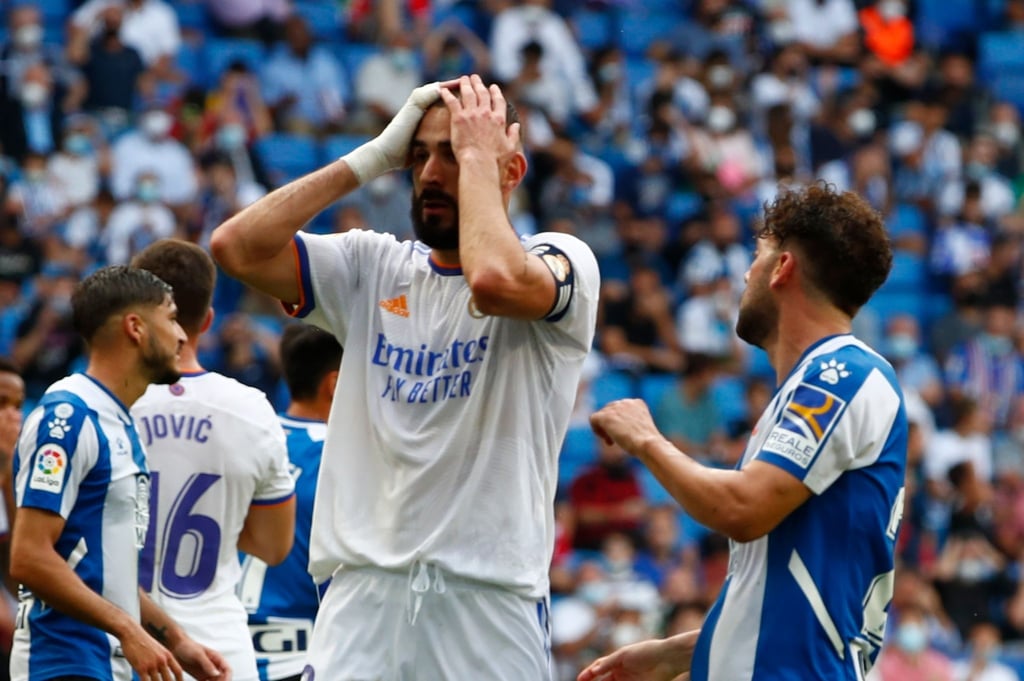 Real-Stürmer Karim Benzema ärgert sich nach einer verpassten Chance.