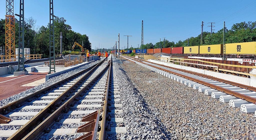 Weil am Bahnknoten Roßlau, wo derzeit gebaut wird, zum Fahrplanwechsel ein neues Stellwerk in Betrieb geht, kommt es im November und Dezember zu Zugausfällen und Verspätungen.