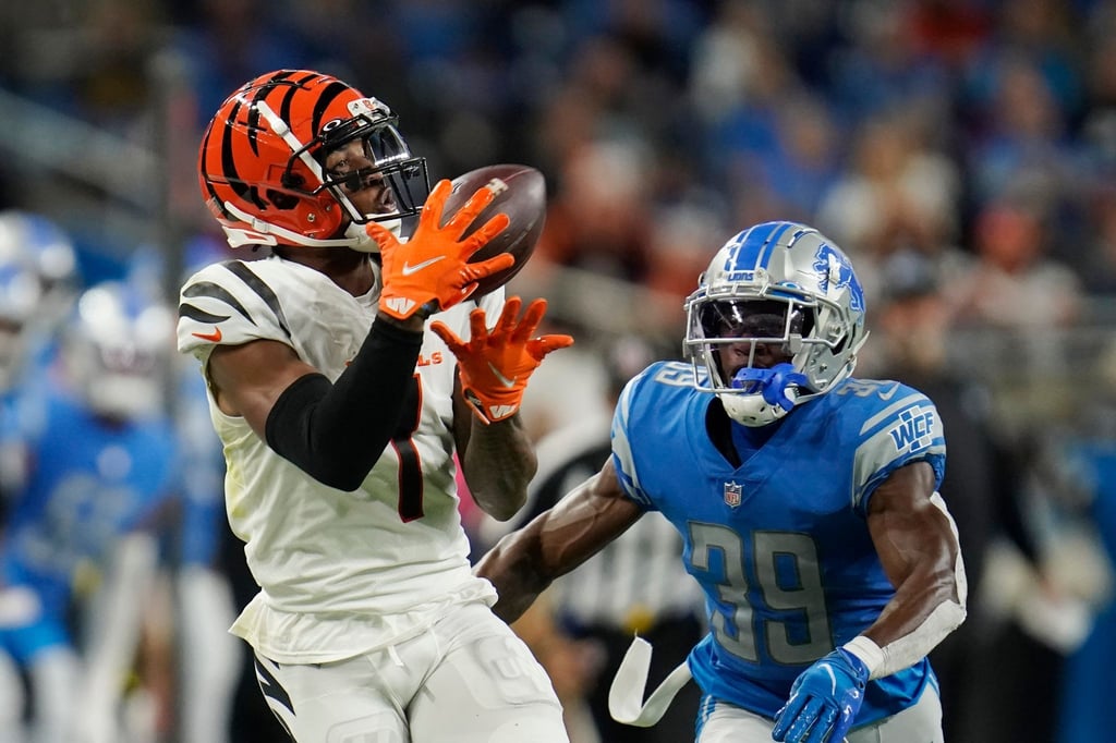Jerry Jacobs (r) von den Detroit Lions kann den erfolgreichen Catch von Ja'Marr Chase von den Cincinnati Bengals nicht verhindern.