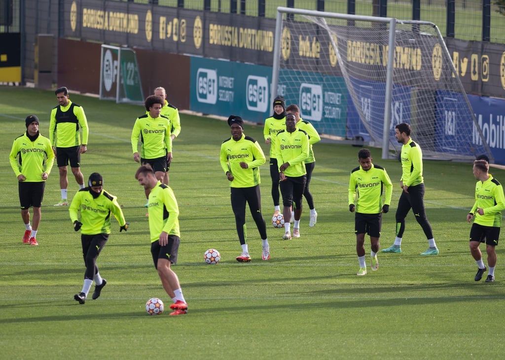 Die BVB-Spieler wärmen sich beim Abschlusstraining für das Spiel in Amsterdam auf.