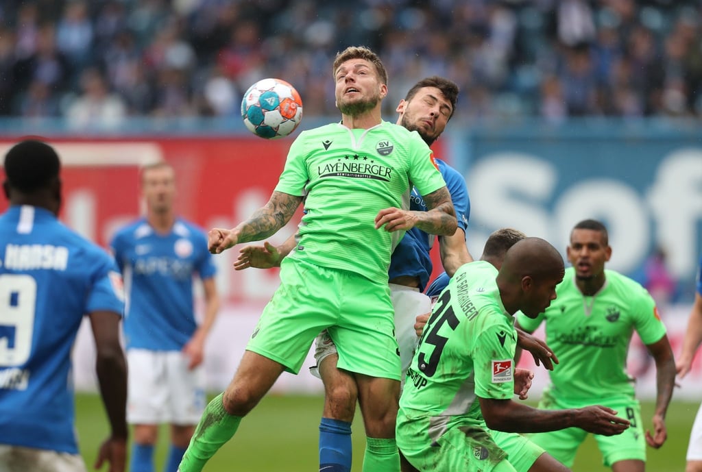 Fans von Hansa Rostock sorgten beim Spiel gegen den SV Sandhausen mit einem Banner für Empörung.