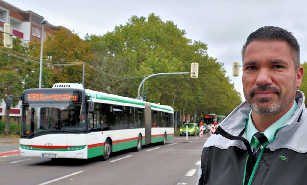 Stefan Erfurth ist Teamleiter für die Busfahrer der Magdeburger Verkehrsgesellschaft, einem Tochterunternehmen der MVB. Er hat sich jetzt einmal mehr davon überzeugt, dass die Situation an der Hundisburger Straße derzeit katastrophal ist: Wie die anderen Autos stehen die Busse im Stau an der Baustelle und fahren sich hier erhebliche Verspätungen ein.