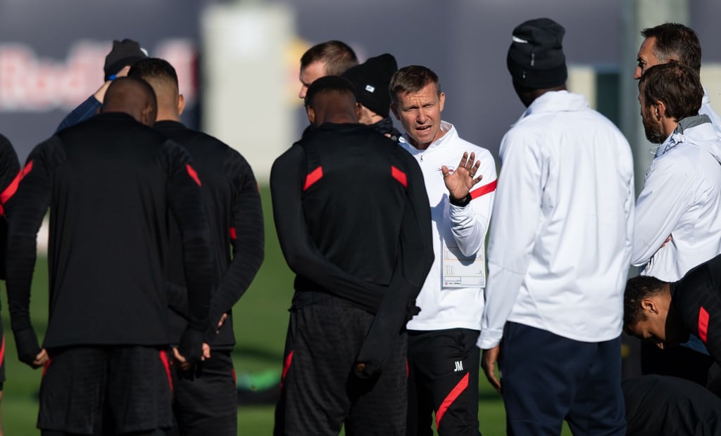Leipzigs Trainer Jesse Marsch (M) spricht mit seiner Mannschaft zu Beginn des Abschlusstrainings.