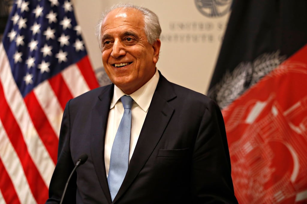 Zalmay Khalilzad bei einer Pressekonferenz in Washington (Archivbild). Nach dem chaotischen Abzug der US-Truppen aus Afghanistan tritt der US-Sonderbeauftragte für das Land von seinem Posten zurück.