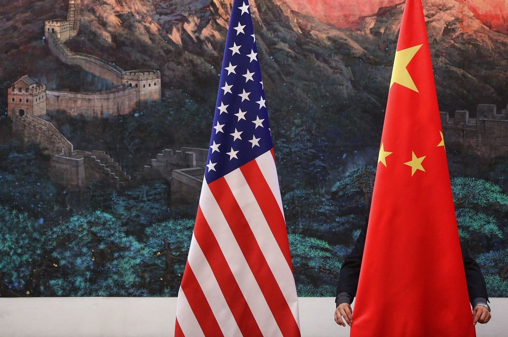 Flaggen der Vereinigten Staaten und der Volksrepublik China.