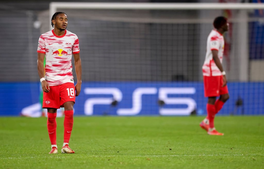 Nach dem Spiel lassen die Leipziger die Köpfe hängen.